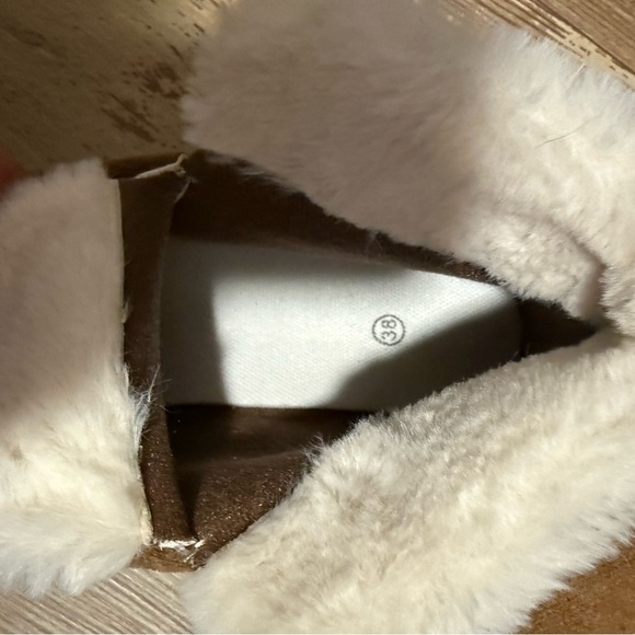 NWOT Brown and White Fur-Lined Boots - Picture 4 of 6
